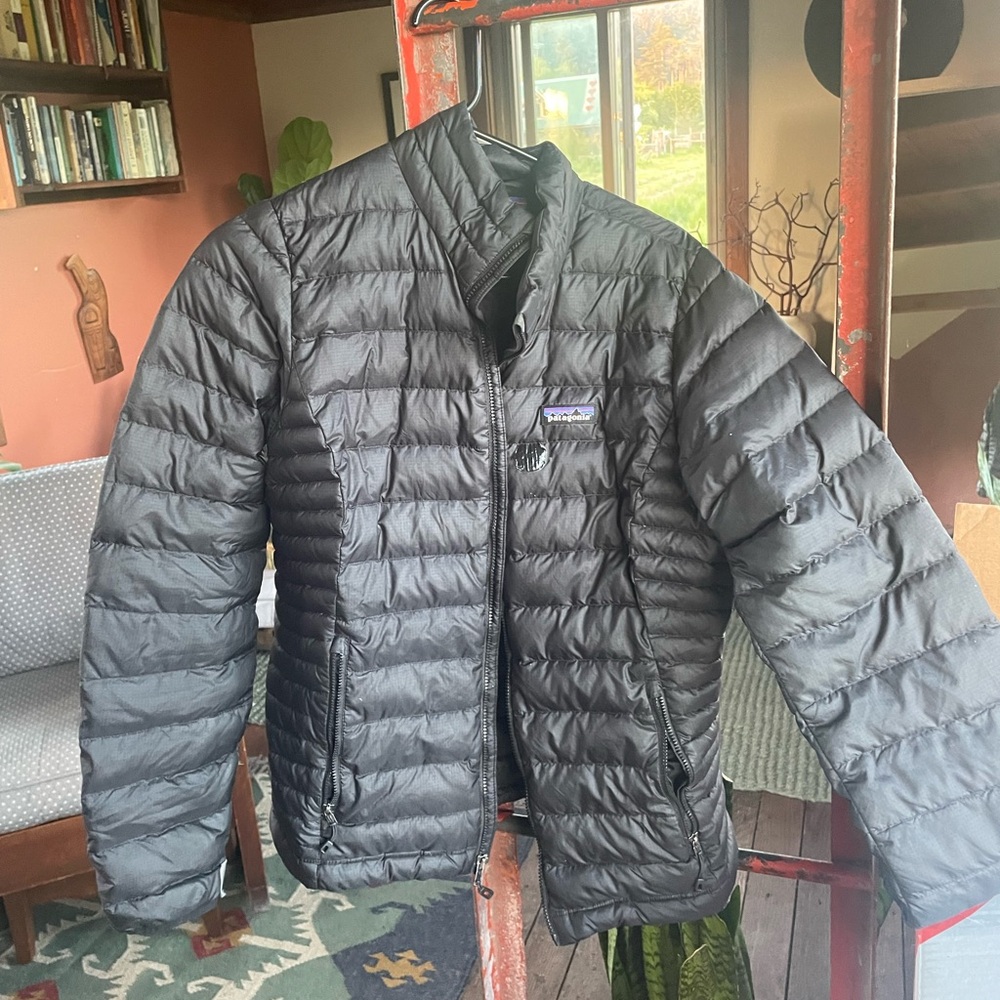 Women’s black puffer Patagonia three holes